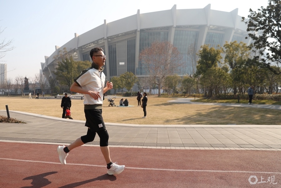 然会更具动, 岁的姑娘笑, 去打场篮球